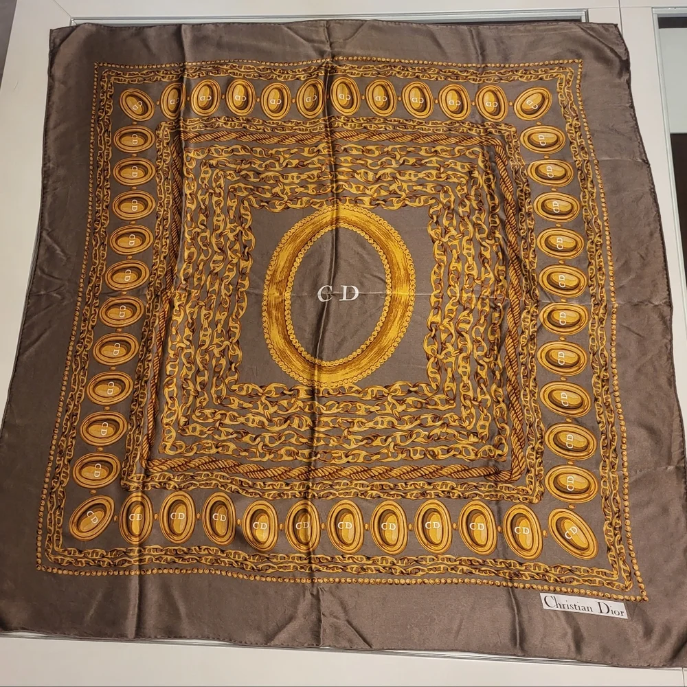 🔥EUC 💯 GORGEOUS CHRISTIAN DIOR CHAIN SILK SCARF
